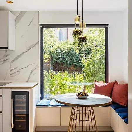 Designer In The Center Apartment *