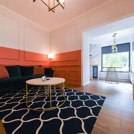 Designer In The Center Apartment