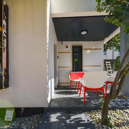 Designer In The Center Apartment