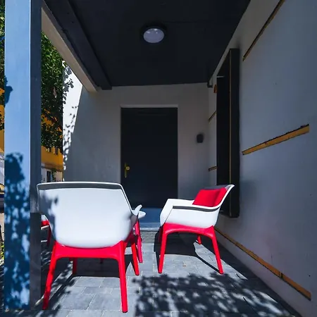 Designer In The Center *