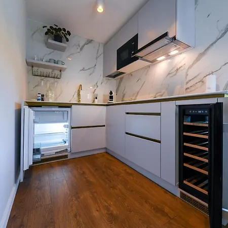 Designer In The Center *