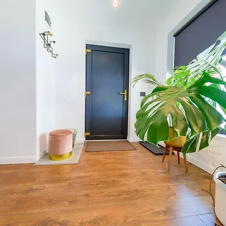 Designer In The Center Apartment