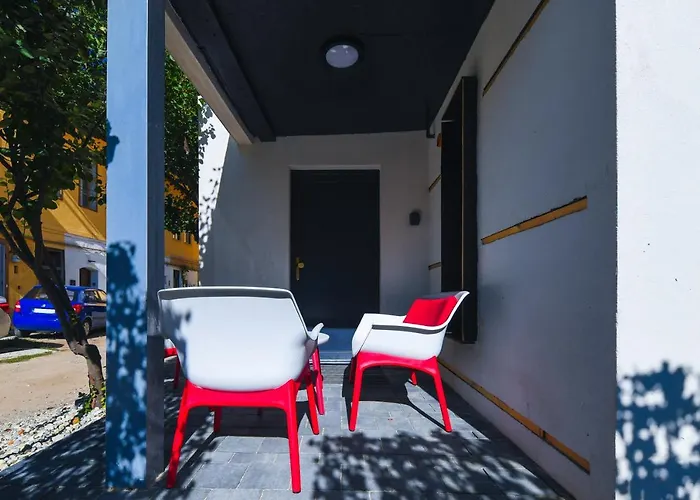 Designer In The Center *