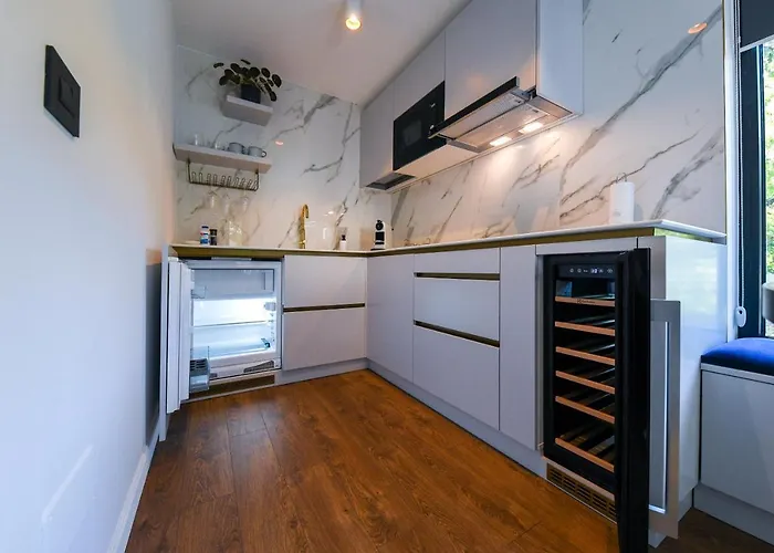 Designer In The Center *